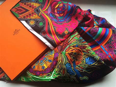 foulard hermes per manici|Storia del foulard Hermès e come abbinarlo senza .